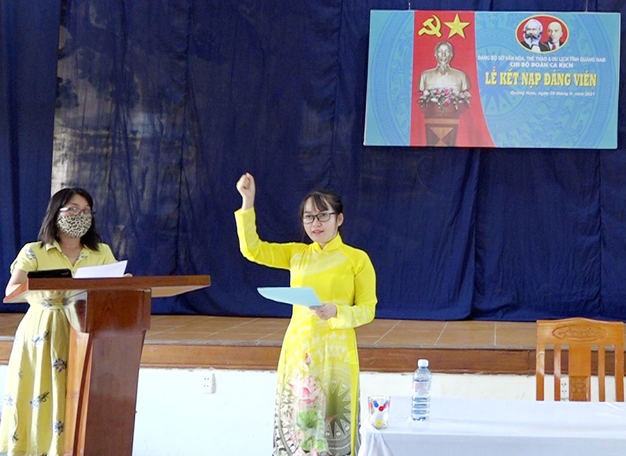 Quần chúng Nguyễn Thị Ánh tuyên thệ dưới cờ Đảng