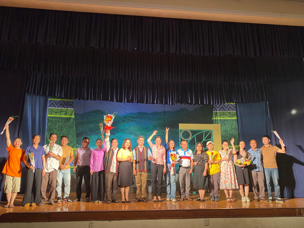 Lãnh đạo Sở VHTTDL tỉnh Quảng Nam và Lãnh đạo Đoàn Ca kịch, Lãnh đạo Hội VHNT Quảng Nam tặng hoa các nghệ sĩ, chúc mừng buổi báo cáo vở diễn “Hương của rừng” thành công.