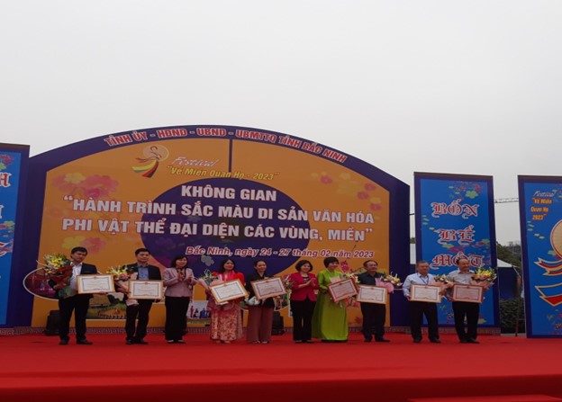 Ban Tổ chức tặng Bằng khen của UBND tỉnh Bắc Ninh cho Đại diện các Đoàn tham gia “Không gian triển lãm”tại Festival “ Về miền Quan họ - 2023 ”.